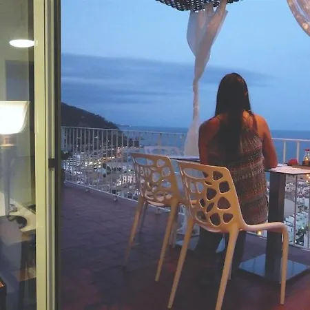 Lets Holidays View דירה